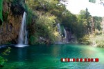 Cascada y lago en el Parque Nacional de los Lagos Plitvice